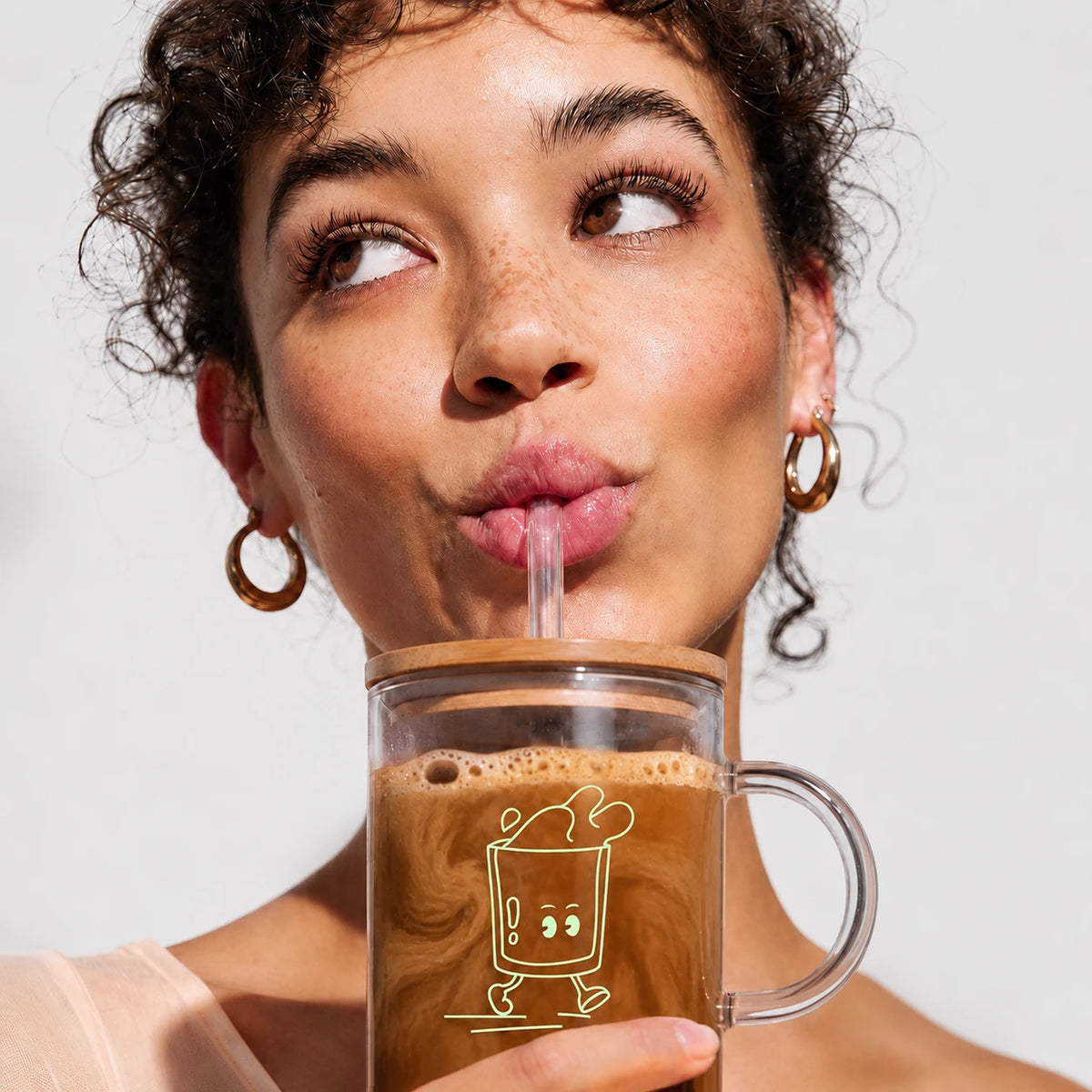 Mujer tomando Fungi Capuchino con popote